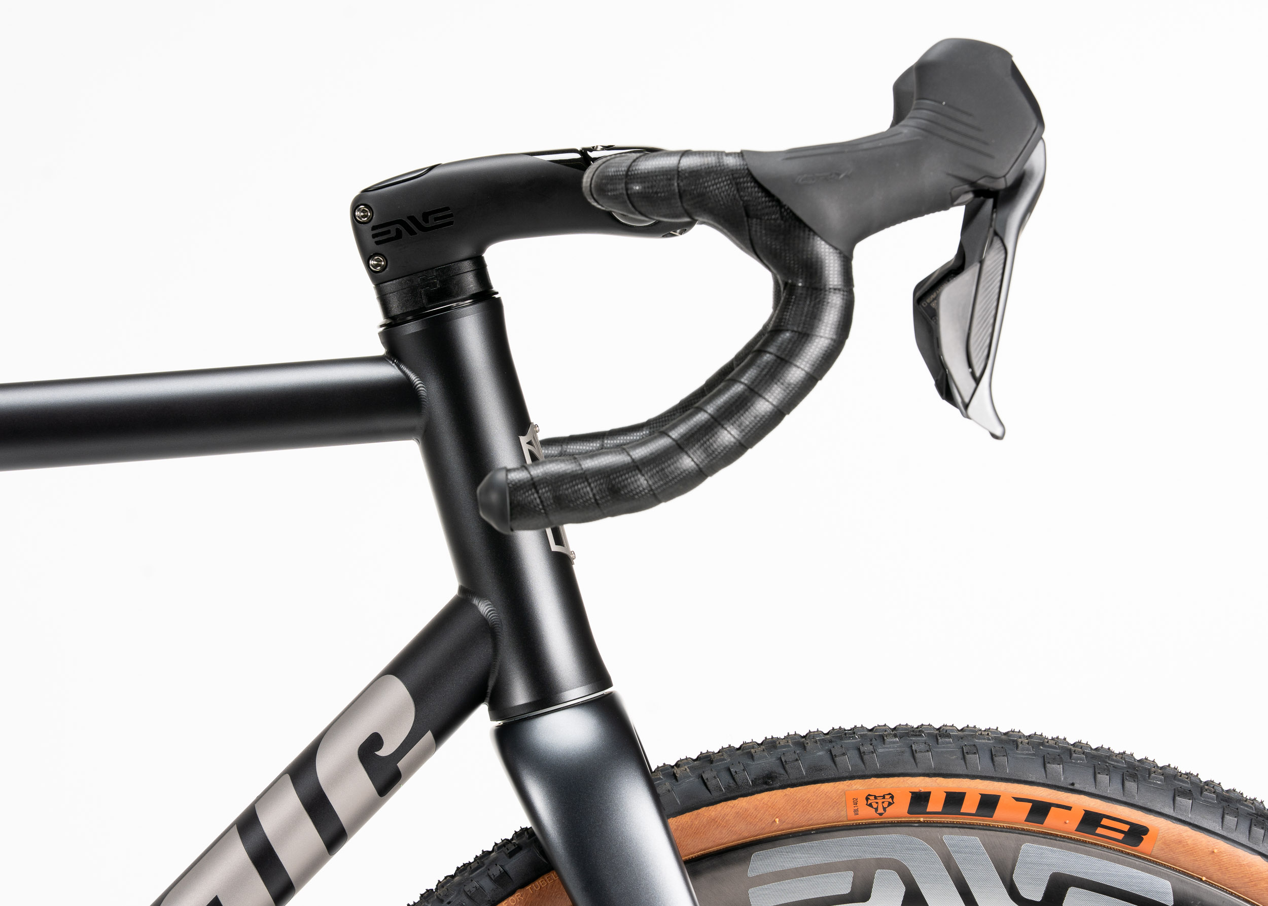 https://mosaiccycles.com/wp-content/uploads/2026/06/Mosaic-Cycles-GT-1-i45-titanium-gravel-bike-02.jpg