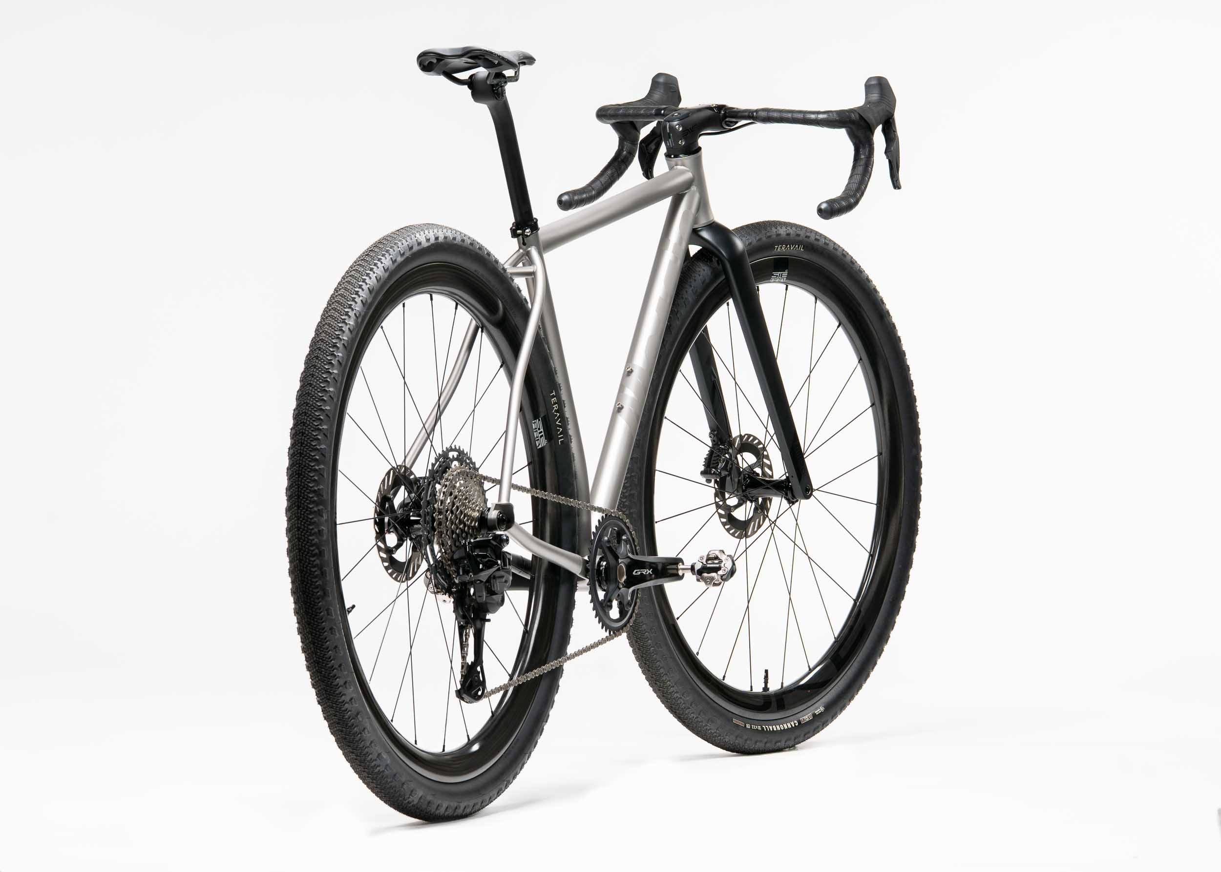https://mosaiccycles.com/wp-content/uploads/2026/08/Mosaic-GT-2-i55-32-Titanium-Gravel-Bike-07.jpg